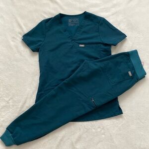 Figs Caribbean Blue Scrubs XS Top & XS bottoms
